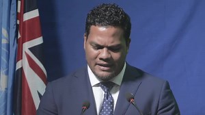 Cop26, l'appello del ministro di Tuvalu, immerso in acqua