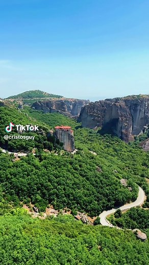 Meteora monasteries in Greece are stunning Greek Orthodox monastic complexes built atop massive natural sandstone pillars 🇬🇷 #greece #travel #europe #meteora #history