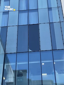 Drama in the city centre this afternoon when a pane of glass fell from Beetham Tower. 😱 | The Manc