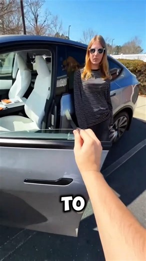 Tesla Key Card Gets Stuck… Now He’s Locked Out 😱🚗