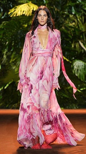 The Old Fashion Report | 🚨 THE FACE, THE WALK, THE ATTITUDE, AND THE BEAUTY: IT'S VITTORIA CERETTI Italian supermodel and goddess Vittoria Ceretti was seen serving... | Instagram