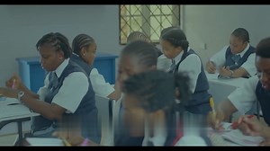 761K views · 26K reactions | La plus riche fille belle et classe du FAC est tombée amoureuse du pauvre jeune garçon à cause de son intelligence et ses bonnes notes.Q ui na jeux que sa prof La suite icihttps://bit.ly/3QV7Qez | Creative TV | Facebook