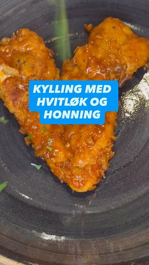 #honninghvitløkkylling #kyllingmiddag #middagstips kylliingtips Dette var så digg at jeg spiste 3 dager på rad😇 OPPSKRIFT 2 kyllingbryst filet Salt, pepper, mel Egg Kylling deles horisontalt, krydder, egg og etterpå mel. Stekes i smør til gyllen farge. Ta bort kylling og tilsett: 1/2 hakket løk 6 knuste hvitløkfedd ( mindre om du vil) 2 ss paprikapulver 3 ss eplesidereddik eller riseddik 4 ss soyasaus 1 dl honning La dette surre i pannen før du tilsetter kyllingen, som du vender i sausen. Strø 