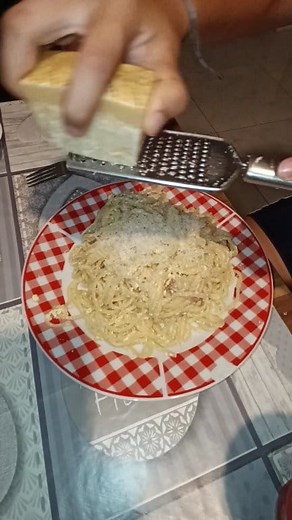 Spaghete 🍝 cu sos alb 3 linguri de smântână, 3 oua și 3 linguri parmezan #spaghetti #pasta #carbonara #mancare #recipe #romania #food #retete #retetesanatoase #reteteculinare #mancarecusavoare #spaghettirecipe #spaghettiasmr #asmrsounds #asmr #asmrfood #mancarerapida #mancarerapida #mancarebuna #mancaresanatoasa | Preparate rapide si ușoare cu DianaC