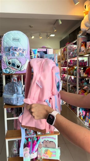 Mochila Stitch 2026 NUEVA TEMPORADA MOOVING!🤩😍 CARACTERÍSTICAS: - Mochila de 18 pulgadas, 20 litros. - 1 Compartimiento principal con bolsillo porta notebook y bolsillo interno con cierre. - 1 Bolsillo delantero mediano y 2 bolsillos delanteros más pequeños. - 1 Bolsillo lateral con red para colocar botella y 1 bolsillo lateral con bolsillo y abrojo. - 1 Bolsillo trasero con cierre. - Tiras colchadas y ajustables. - Medidas aproximadas: 45 cm de alto x 28,5 cm de largo x 15,5 cm de profundidad