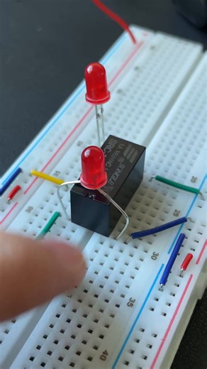 #nerdalert Har I nogensinde undret jer over hvorfor man sætter en diode over et relæ? Det er for at beskytte den transistor (eller processor port), som aktiverer det. Når relæet slipper, opstår der let en spænding på flere hundrede volt - det er gift for halvledere ☠️ @madietlx lavede et sjovt forsøg hvor han brugte en lysdiode, man kan faktisk se den blinke pga pulsen 🤷🏼‍♂️😎 Normalt bruger man en 1N400x eller lignende 🙂