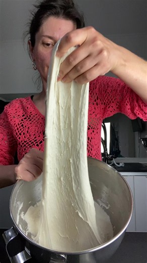 🍞 Sauerteig-Olivenbrot Zutaten: * 100 g Sauerteig-Starter * 1 kg Pizzamehl (12,25 % Protein) * 500–550 ml kaltes Wasser * 1 EL Maldon-Salz * 2 EL Olivenöl * Oliven nach Geschmack Zubereitung: 1. Den kalten Sauerteig-Starter direkt aus dem Kühlschrank ins kalte Wasser geben und auflösen. 2. Das Mehl hinzufügen und alles in der Küchenmaschine mindestens 10 Minuten zu einem elastischen Teig verkneten. 3. Salz und Olivenöl dazugeben und kurz weiterkneten. 4. Den Teig anschließend 1 Stunde ruhen las
