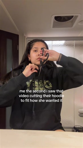 idec if i did it right its finally not on my neck uncomfortable anymore so 🤪 cred to: @drfrehble3x for the idea 💕 #fypviralシ #trendy #hoodieszn #fashiontok