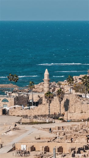 This has to be on your Israel bucketlist! The ancient Herodian city on the Mediterranean, with SO much history and their new museum is such an interesting addition. The famous port in the park is home to some of the best kosher and non kosher restaurants in the area (I love the kosher Crusaders Restaurant) and you can also do an amazing glassblowing workshop at @speculo_glass or go snorkeling in the port to explore the ancient remains underwater 🙌 Nearby, the Aqueduct Beach (yes it has an actua