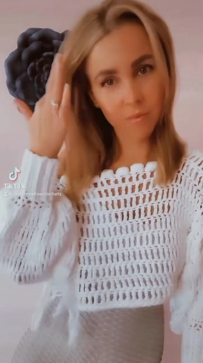 Well sure ya can cause the patterns are available to make yourself! 🥰❤️🥰This may look intimidating but I promise it’s an easy pattern! Perfect for yourself and gifts this year! Patterns available in my shop #crochet #learntocrochet #crochettips #crochetpattern #crochetguide #crochetlesson #crochettutorial #ootdfashion #crochetscarf #yarncrafts #crochetskills #crochetteacher #crochetworkshop | CozyCreativeCrochets