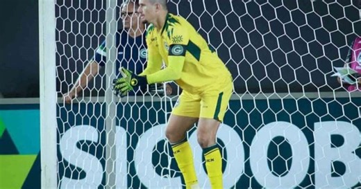 Goleiro Tadeu comemora marca de 20 pênaltis defendidos pelo Goiás