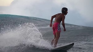 Teahupoo has awoken. 15-year-old @naikivaast paddles into this beautiful bomb. Naiki is the younger bro of Kauli Vaast, "brother's out there representing while I'm in Australia. Really stepped up." We'd say... Follow along all the action, here: https://bit.ly/42bB5NC | Magicseaweed