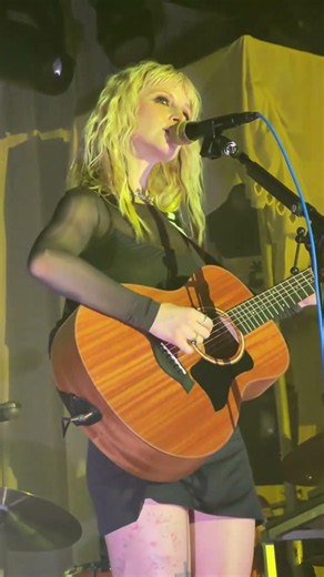 Hayley Williams radiant singing Glum