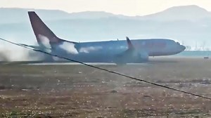 韓国南西部の務安（ムアン）国際空港で、29日午前9時過ぎに発生した181人乗り旅客機の事故で、ロイター通信が目撃者から事故発生時の映像を入手し配信した。（ロイター）2024年12月29日公開 関連記事は→https://mainichi.jp/articles/20241229/k00/00m/030/117000c | 毎日新聞映像グループ