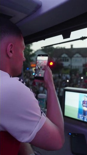 ARSENAL TAKE PREMIER LEAGUE TROPHY ON TEAM BUS 🚌