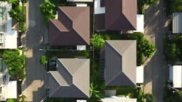 Rekaman VIDEO dari Drone terbang di atas atap sebuah desa di mana...