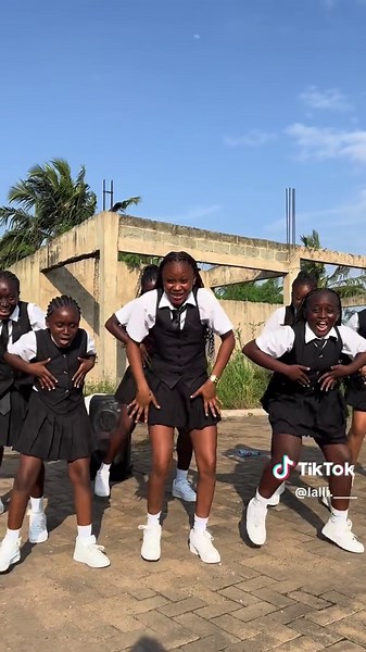 Trend setter😂😂🔥🔥🔥🔥 @Medikal Mdk viralllll🔥🔥🎉 @Shatta wale 😂🔥 #fyp #fyp #tiktok #foryou #explore #shoulderchallenge