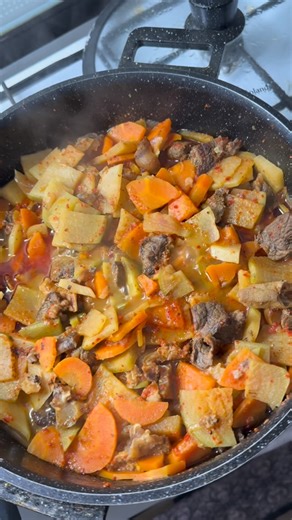 Салима Рамазановна| ВКУСНЫЕ и ПОЛЕЗНЫЕ REELS on Instagram: "Той этот оставил очень много впечатлений , до сих пор думаю об этом блюде 😂 Чтобы пампушки были воздушными попробуйте таким образом приготовить 👇🏻 Пампушки - джинмомо -дрожжи 2 ч.л. -теплая вода 400мл - соль щепотка -мука 600 грамм 3 маленьких кесе В миску добавляем воду , дрожжи и соль , хорошо перемешиваем и добавляем сначала 1 кесе муки , перемешиваем так будто ваша рука это миксер 😀 До однородности , далее остальные 2 кесе . Тес