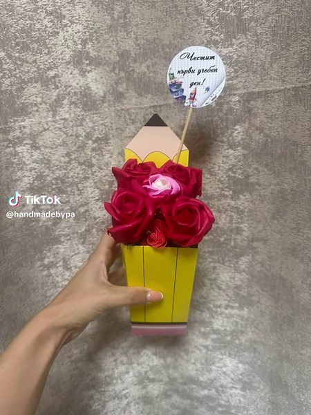 🎒🌸 МАЛЪК ПОДАРЪК ОТ НАЙ-МАЛКИТЕ ДЕТСКИ РЪЧИЧКИ 🌸🎒 За първия учебен ден… за първата учителка… за първото „Благодаря!“ ❤️ Нашите тематични букети от сапунени рози в сладки кутии-моливчета са създадени с много любов за най-специалния човек в първите училищни стъпки на нашите деца. 🌹✏️ 👧🏻👦🏻 От най-малките детски ръчички – с най-голямата благодарност! 🍎 „Благодаря, учителю, че ще ни водите по пътя на знанието!“ 📚 ✨ Красив подарък за 15 септември ✨ Персонализиран надпис по желание ✨ Различн