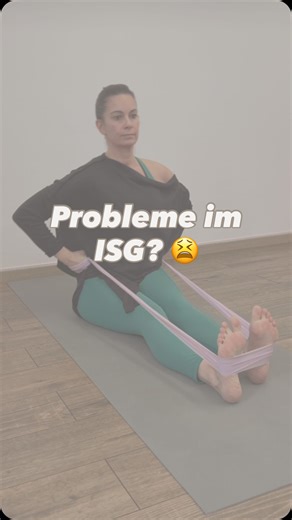 Nadine I Yoga & Bewegung on Instagram: "Kommentiere mit ISG, wenn du dir mehr Übungen für dein ISG wünschst! 🫶🏻💜 Viele Menschen kennen den Begriff ISG-Blockade, wenn der untere Rücken oder das Becken schmerzt. Oftmals einseitig. 👉 Streng genommen kann sich das Iliosakralgelenk (ISG) – also die Verbindung zwischen Kreuzbein und Becken – nur minimal bewegen. 👉 Der Begriff Blockade ist daher umstritten. 👉 Was wir aber spüren, sind Spannungen, muskuläre Dysbalancen oder Bewegungsstörungen in d