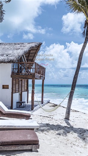 Beach Casita Ocean Front. Tu rincón más íntimo frente al mar 〜 Nuestra única Beach Casita Ocean Front te invita a vivir el Caribe desde una perspectiva privilegiada: primera fila frente al océano, a solo unos pasos de la playa. Dos niveles pensados para tu comodidad: cama queen en el nivel superior, cama doble abajo y espacio ideal para 3 adultos o 2 adultos y 2 menores de 12 años. Piscina privada, amenidades que enamoran y acceso directo al club de playa. Una experiencia única… porque solo hay 