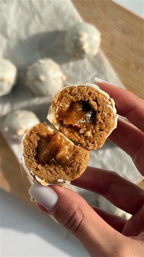 K | Healthy recipes, pilates & wellness on Instagram: "Calling all snickers lovers, because these high protein- no bake - white chocolate snickers balls will be your new favorite snack by far! I find myself sneaking into my fridge for these way to often!🤭😂 They’re vegan, gluten free, made with wholesome ingredients and sooooo tasty! Plus that caramel centre.. no words needed. 💌 Comment “snickers” if you fancy the recipe. #proteinballs #nobake #treats"