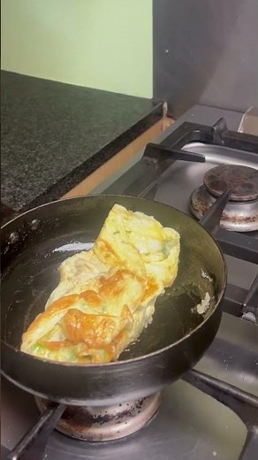 Omelette in 7 inch chefs pan #omelette #egg #frenchcooking #ironcookware #fryingpan #simplefood