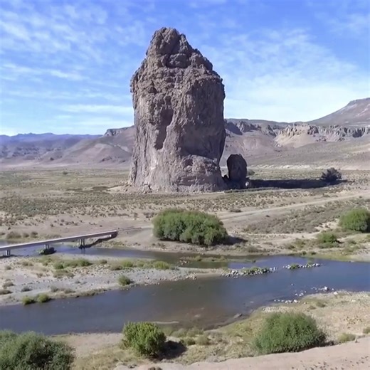 Francisco Lugo on Instagram: "La Piedra Parada "Una historia de Fuego y Agua" Muy contento por este primer video del año en colaboración con @geo.patagonica, espero que lo disfruten! Muchísimas gracias a @agusreato por la ayuda en la elaboración de este material Es un paisaje único y un tesoro geológico que debemos valorar y cuidar. Fuente: Bibliografia: Aragón, E., Aguilera, Y., Cavarozzi, C., Ubaldón, M. C., & Ribot, A. (2008). La Caldera de Piedra Parada. Un volcán gigante de 50 millones de a