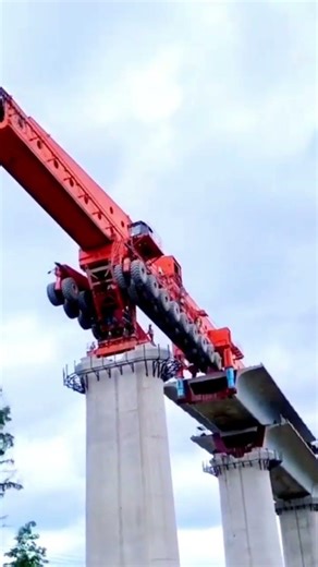 巨大橋桁を900トン運ぶ超大型架設マシン
