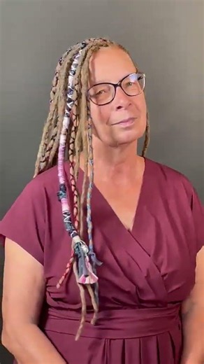Dreadlocks mit Schmuck frisch nachgearbeitet!