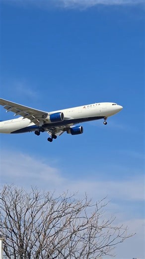 Delta Air Lines A330-223 Final approach on runway 13L/Flight DL979 from LAX to JFK