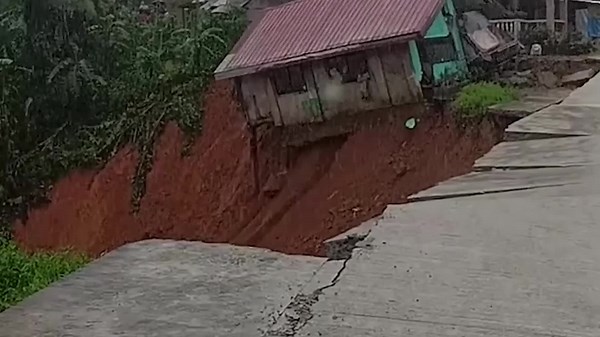Casa se desmorona tras un deslizamiento de tierra en Filipinas