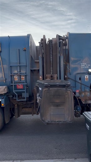 CR&R Garbage Truck On Early Morning Trash #automobile #garbagetruck #garbagecollection