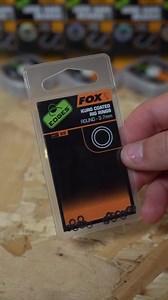 How to tie the blowback rig 👌🏻 A favourite bottom bait rig for many top anglers. What rig would you use for your bottom baits? ⁉️ #carp #carpfishing #karpfen #karpfenangeln #carprigs | Fox International