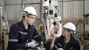 「ブルーカラーの労働者は、溶接ロボットアームを備えた機械工場で働いています。工場と機械。」の動画素材（ロイヤリティフリー）3969478809 | Shutterstock