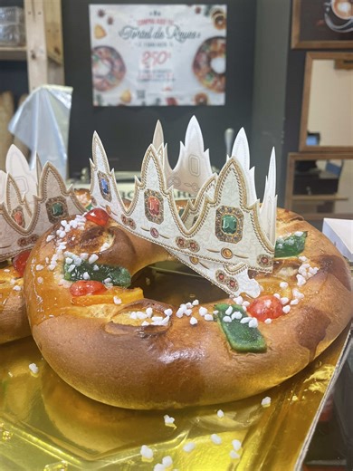 Happy Three Kings Day 💜 👑 A King cake is associated in many countries with Epiphany- the celebration of the Twelfth Night after Christmas. The cake is shaped like a crown often hiding a baby Jesus figurine to commemorate when the three kings visited Jesus, in Christian tradition. The baby symbolizes luck & prosperity to whoever finds it ✨