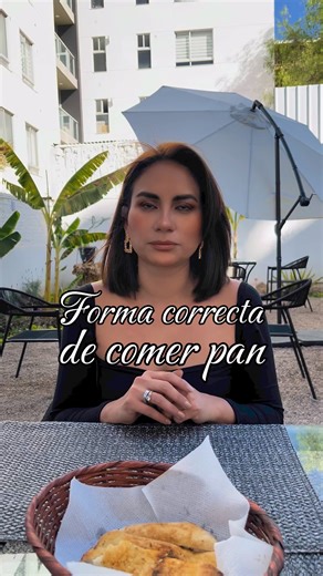La forma correcta de comer pan? 🍞✨ En este video, te mostraremos cómo disfrutar del pan con buenos modales. Aprende a romper el pan de manera ordenada y mantener la limpieza. 🌟 ¡No te lo pierdas! #etiqueta #crecimientopersonal #asesoriadeimagenpersonal #etiquetasocial | Monica Decker