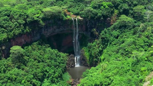 Allô Docteur - Ligament croisé intérieur du genou : comment éviter la rupture ? Douleur vive, genou instable, difficulté à marcher… La rupture du ligament croisé intérieur est une blessure fréquente, notamment chez les sportifs, mais elle peut aussi survenir après une chute ou un faux mouvement. Faut-il systématiquement envisager une opération ? Quels sont les signes d’alerte, les options de traitement et les risques en cas de négligence ? L’émission Allô Docteur fait le point ce mardi 24 févrie