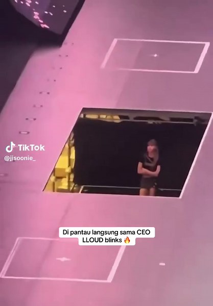 She's watching the fans do the dance challenge and even clapped for them 🥹🤏🏻 #lisa #lisablackpink #lloudbylalisa