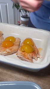 Retro recept- Zapekané kuracie prsia s broskyňou, šunkou a syrom. Tento pokrm je naozaj klasika. Alebo kdo si ho nepamätá z detstva? Pričom jeho príprava je naozaj nenáročná a výsledok stojí za to.#recept- https://recepis.sk/2025/04/04/zapekane-kuracie-prsia-s-broskynou-a-syrom/#kuracie #broskyna #syr #pecenie #varenie | Recepis.sk