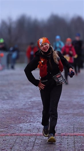 Danila Kurnikov | Best 🏃‍♂️Content on Instagram: "⚡️⚡️⚡️Вера Чекалина — вторая на MadFox ULTRA 165 км за 21:00:55. Средний темп 7:38. ⏱️ Финиш получился драматичным: последние метры Вера шла хромая, но не остановилась. Там, где мышцы уже не работают, выходит характер — и он довёл её до финиша. И важный момент: на финише её ждала победительница 100 миль — Лена Гагарина. Она переживала и хотела лично поблагодарить Веру за помощь на дистанции. 🤝 От всей души поздравляем! #ValhallaRace #WeAreGRUT 