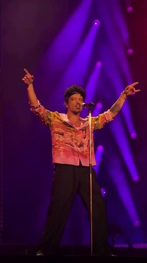 Bruno Mars - Uptown Funk live at The Romantic Tour