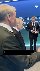 135K views · 190 reactions | Un robot humanoide baila para Putin Tras darle la bienvenida al presidente ruso y presentarse como Green, el robot, primer modelo ruso con inteligencia artificial integrada en un cuerpo físico, le ha dedicado un baile. Ha ocurrido pocos días después de que otro robot sufriera una caída en mitad de su presentación. #putin #robot #green | El Mundo | Facebook