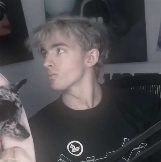 He’s so handsome pls I want to lick him #albertaretz #albertaretzedit #flamingo #albertflamingo #fyp