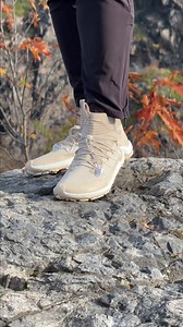 Na stezce, v horách i po dešti. VIVOBAREFOOT Primus Trail Flow Mid zvládnou všechno. Od ranní rosy po kamenitý trail. 🌿 | Vivobarefoot.cz