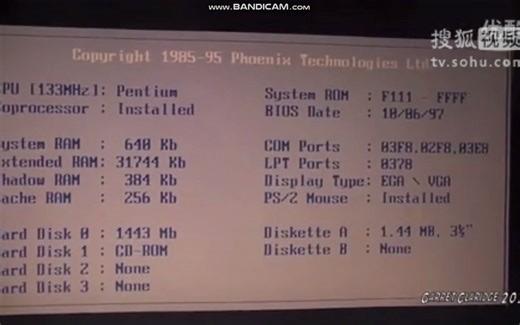踩躏 怒砸 枪击 射箭 2B男子暴力残骸笔记本电脑