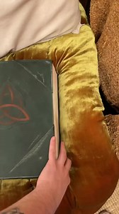 Je me suis offert un petit cadeau, la replique du livre des ombres, en Francais, il arrive début de semaine prochain, trop hâte ! Me demander pas où je l'ai acheté, c'est un fan de la page qui me le revend | Charmed -France-