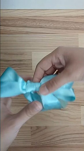 Bow easy Make a bow easy from ribbon How to make giftbow #diybow #giftbow #easycraft