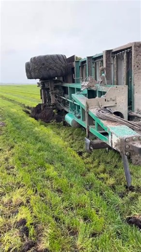 Tractor fails on Instagram: "Silage Sideways.. 🚜😬🌾 By @steffenhb_89 #fendt #tractorfails #farmlife #agriculture"
