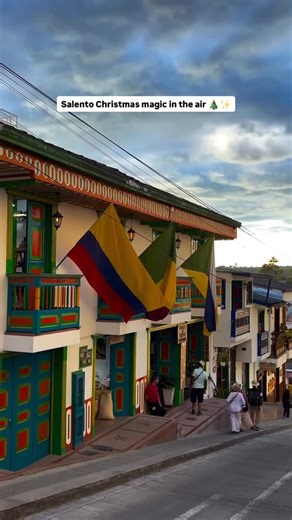 Colombia 🇨🇴 Travel | Hotels | Food | Tips on Instagram: "@johanna_hrtmnn just captured the serene beauty of Salento, where the holiday spirit fills the air, even without the snow! 🎄✨ Tag someone you’d love to explore this festive wonderland with! ❄️💫 💡Christmas in Salento: • Wander through the charming streets, where the colorful houses and lush greenery set the perfect holiday scene 🌿🎅 • Enjoy a warm cup of Colombian coffee, perfect for cozying up on a cool Christmas morning ☕🎁 • Let th